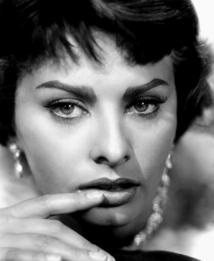Sophia Loren close up portrait 50s 1955.jpg